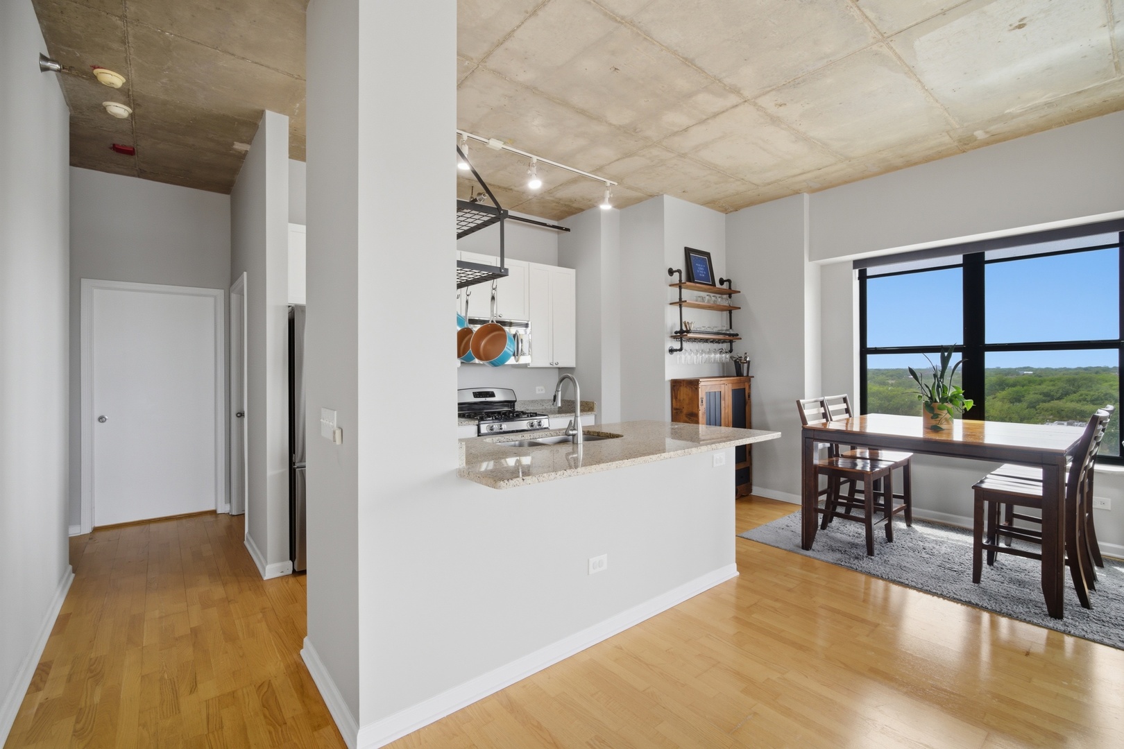 1122 W CATALPA Avenue Unit: 910
