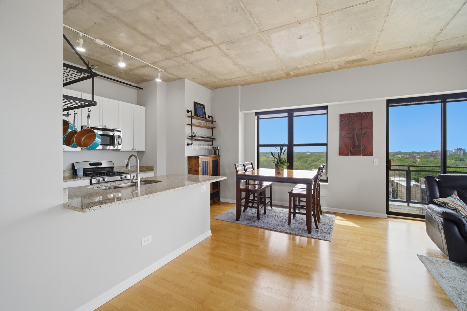 1122 W CATALPA Avenue Unit: 910