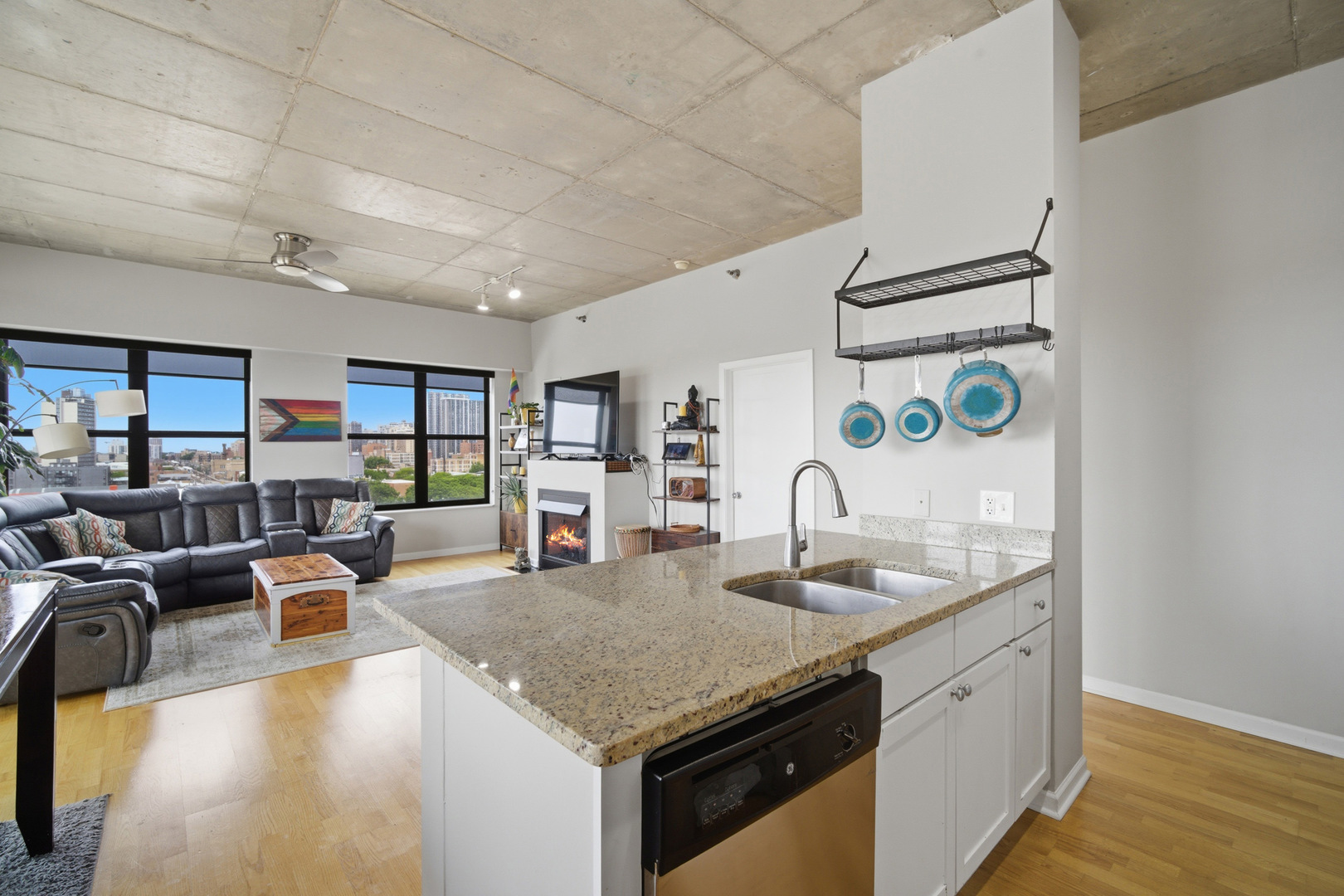 1122 W CATALPA Avenue Unit: 910