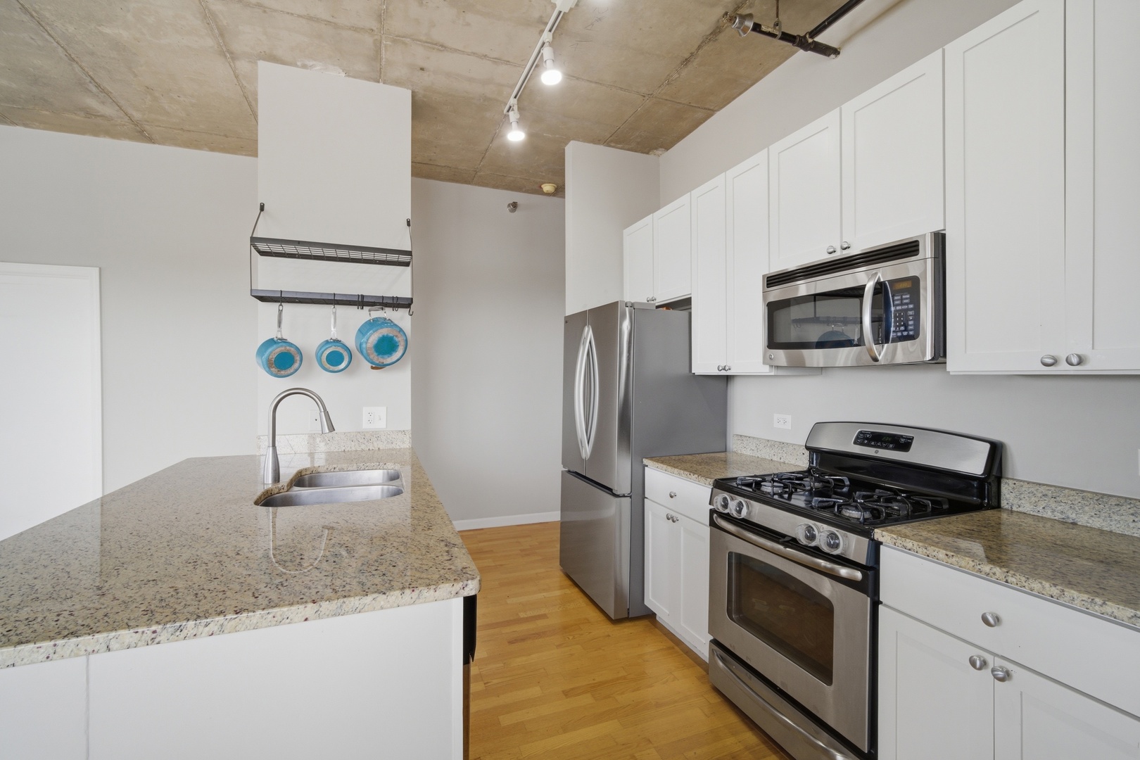 1122 W CATALPA Avenue Unit: 910