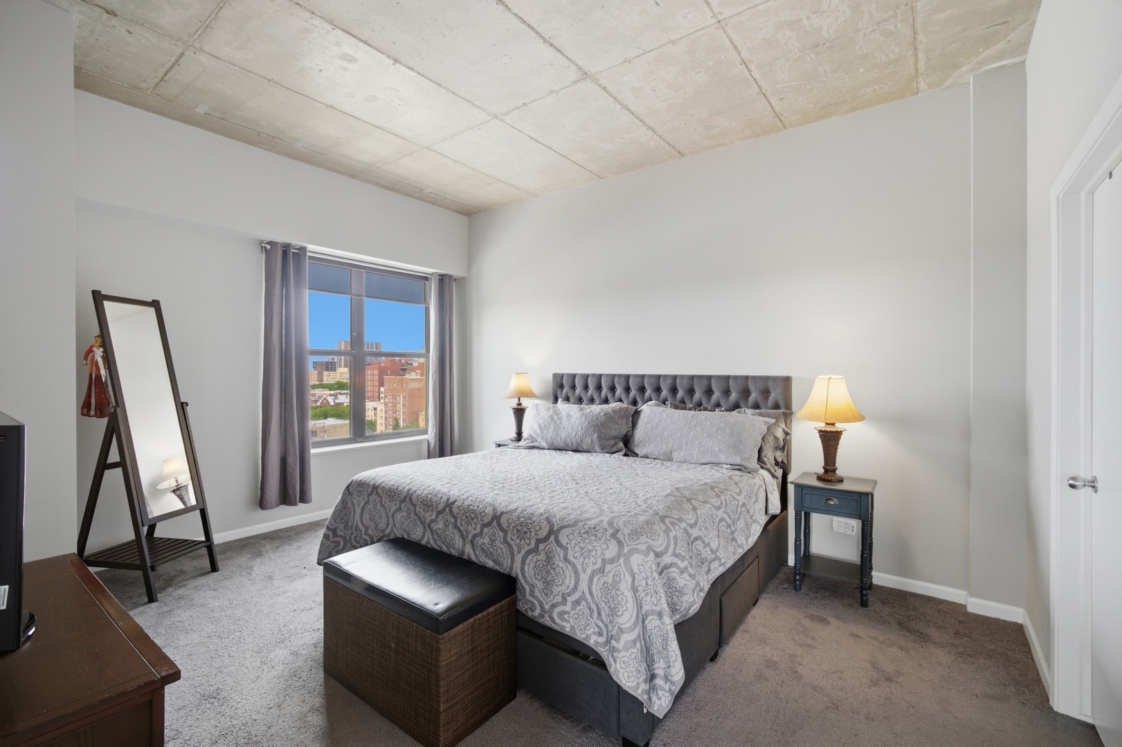 1122 W CATALPA Avenue Unit: 910