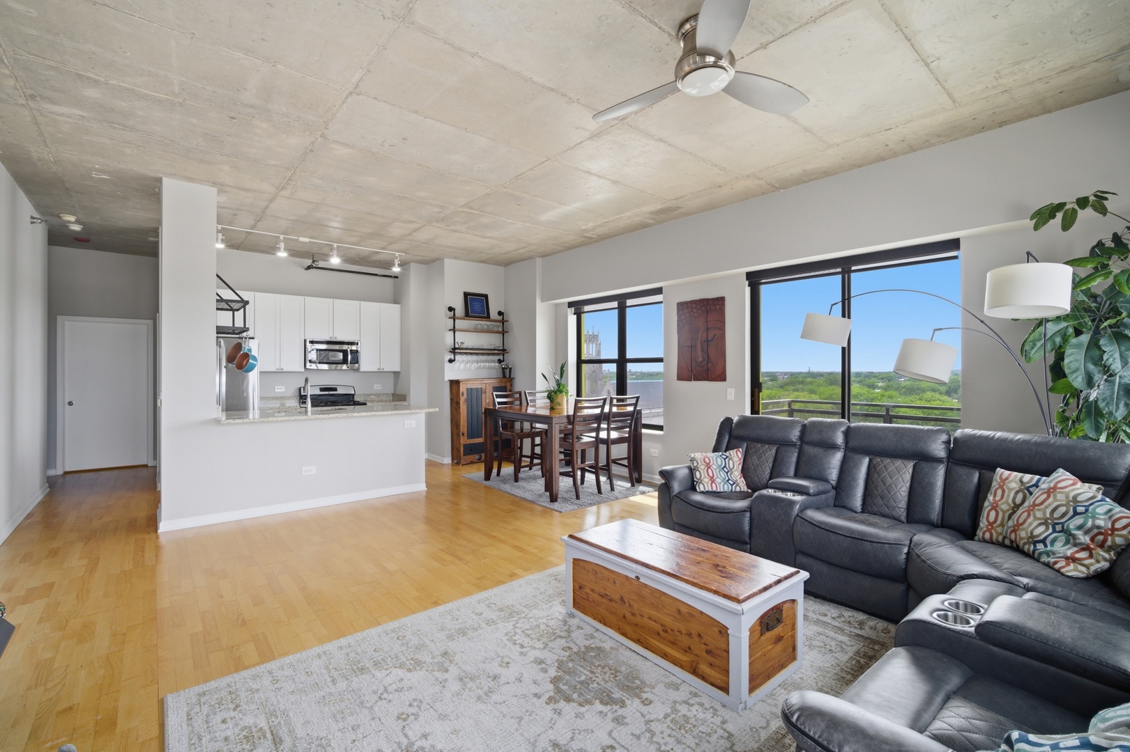 1122 W CATALPA Avenue Unit: 910