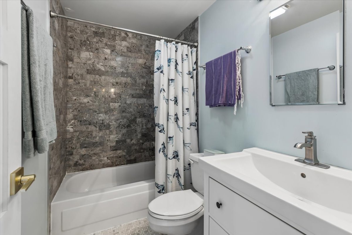 1800 W Roscoe Street Unit: 521