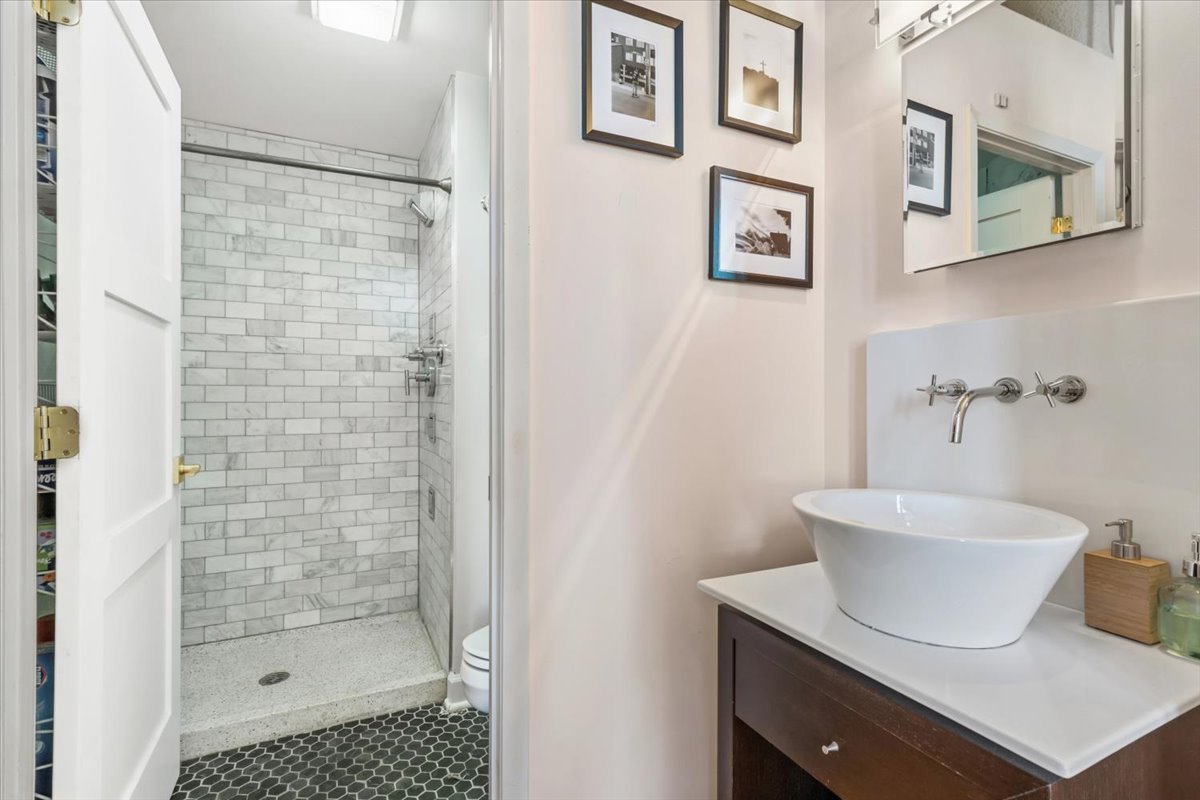 1800 W Roscoe Street Unit: 521