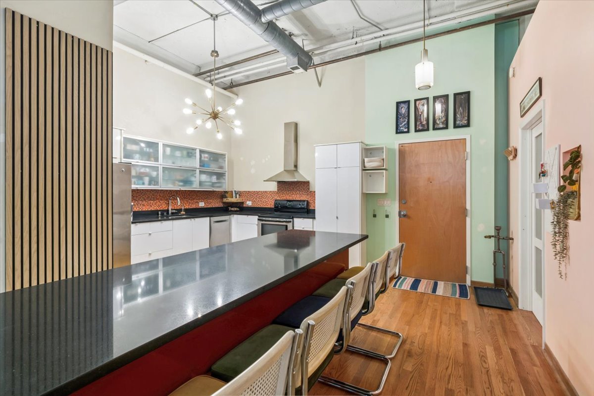 1800 W Roscoe Street Unit: 521