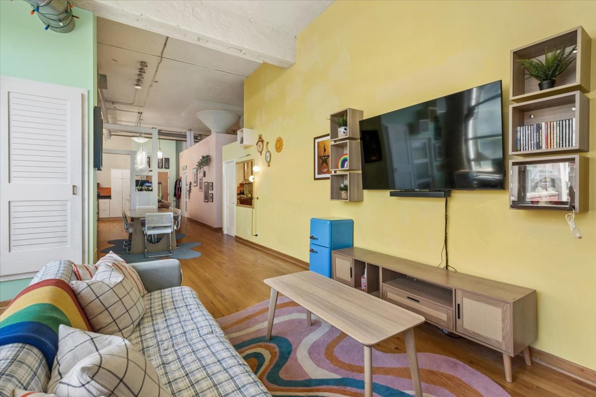 1800 W Roscoe Street Unit: 521