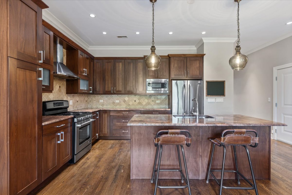 4860 N Clark Street Unit: 3S
