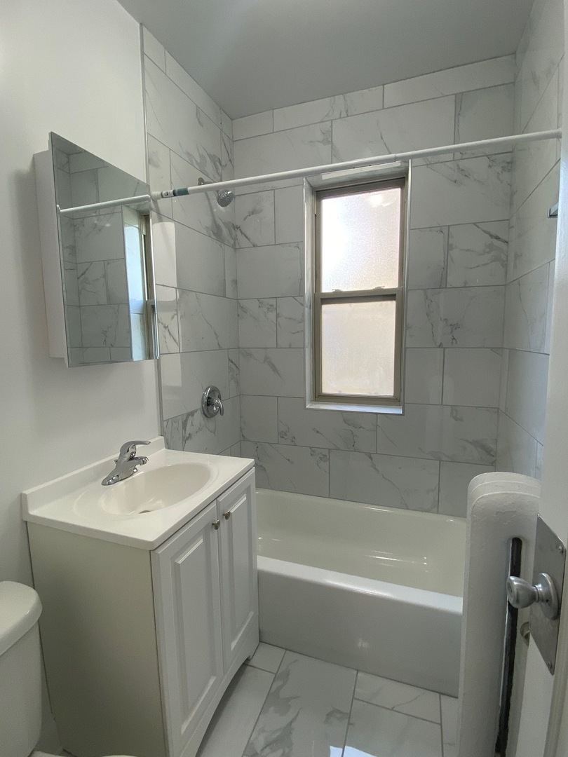 1525 W Estes Avenue Unit: A1