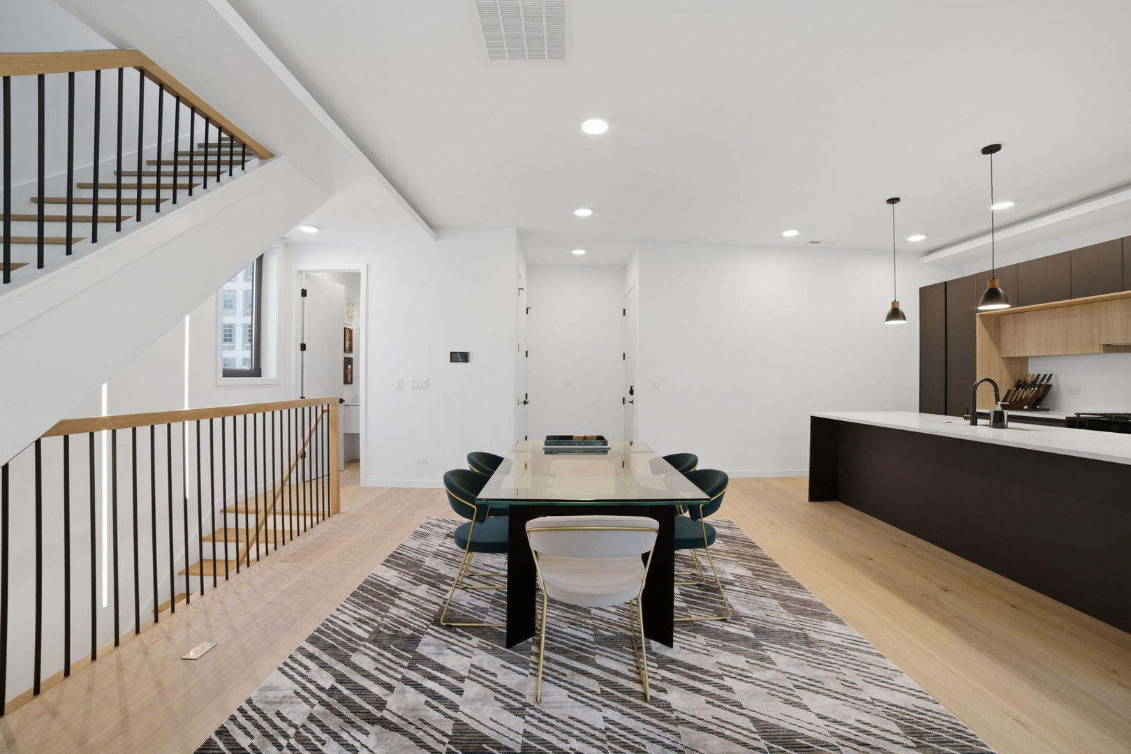 5039 N Winthrop Avenue Unit: 2F