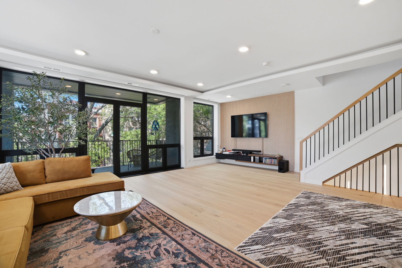 5039 N Winthrop Avenue Unit: 2F