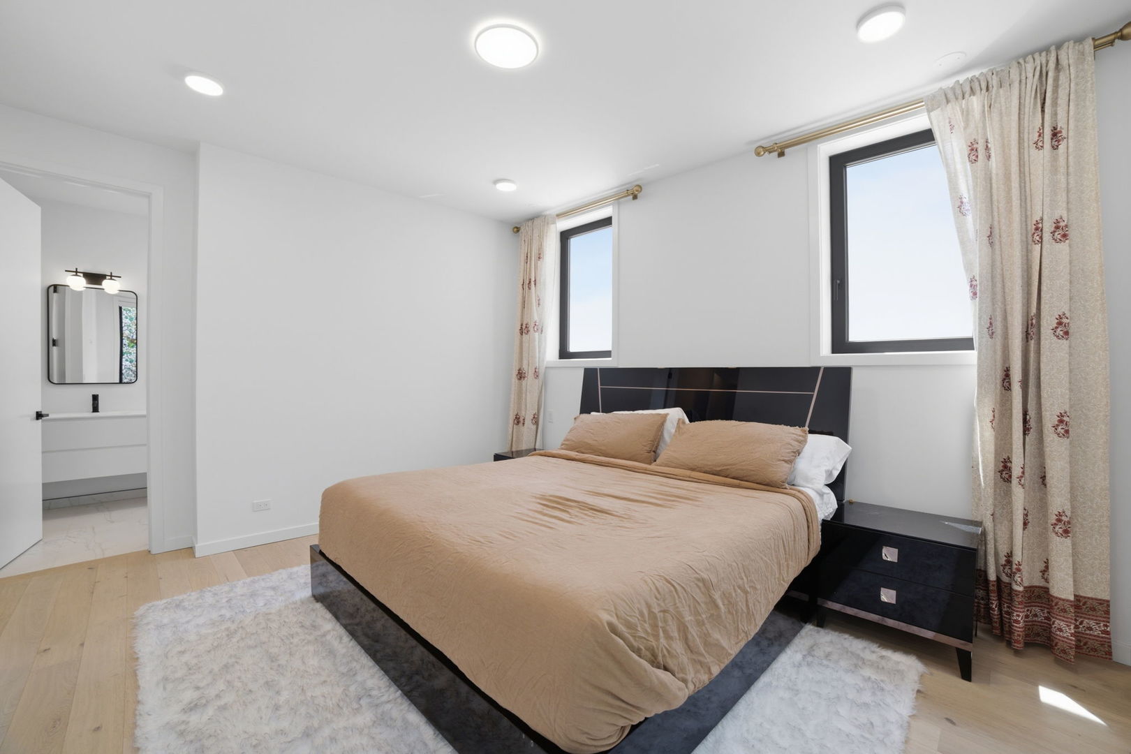 5039 N Winthrop Avenue Unit: 2F