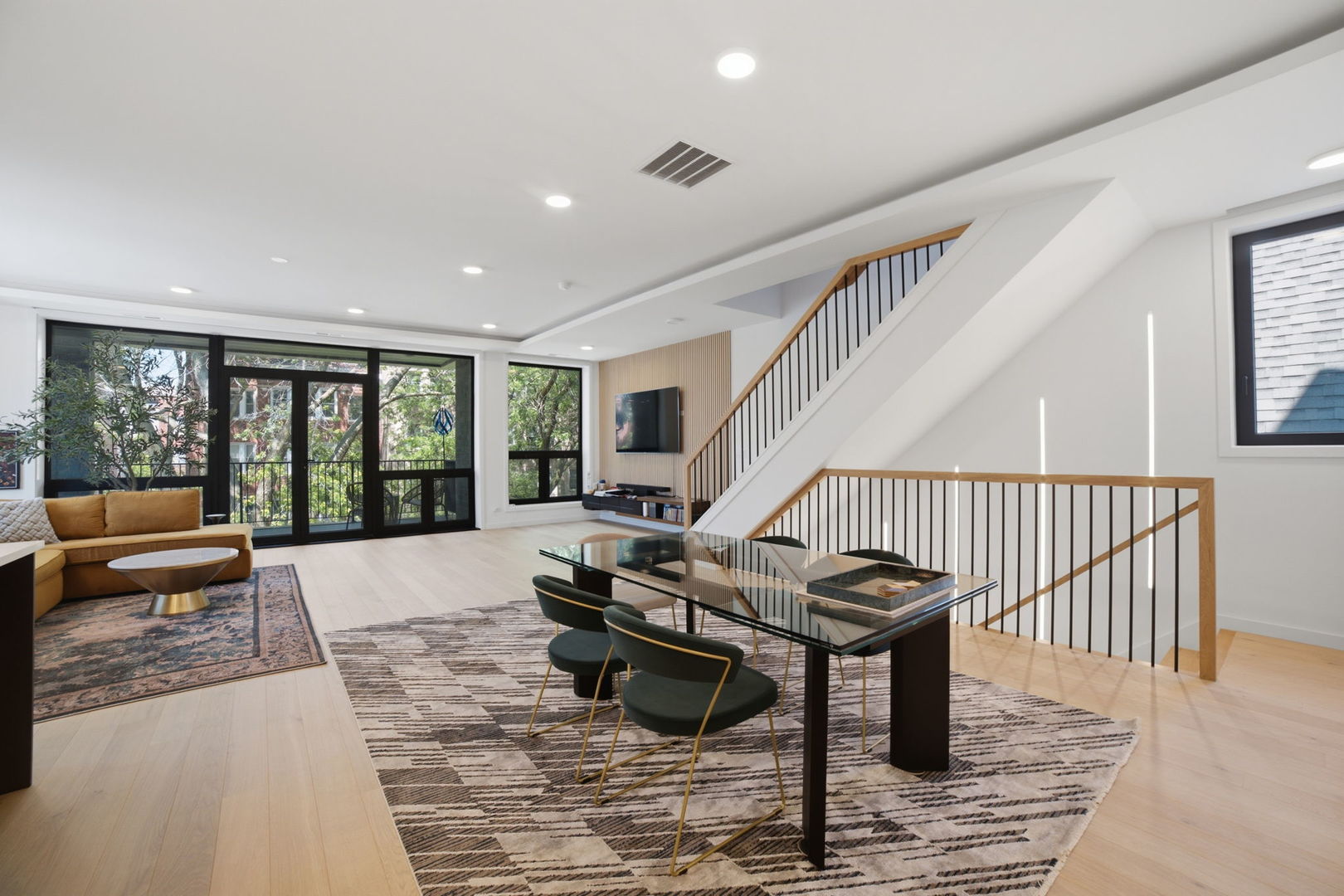 5039 N Winthrop Avenue Unit: 2F