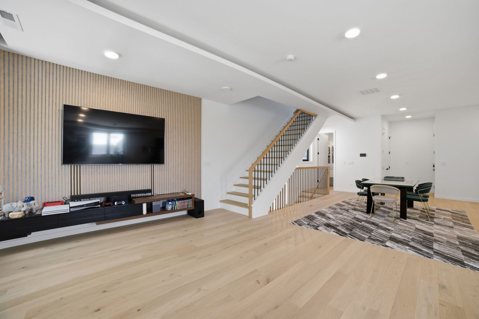 5039 N Winthrop Avenue Unit: 2F