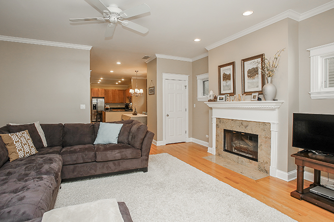 3836 N Janssen Avenue Unit: 2