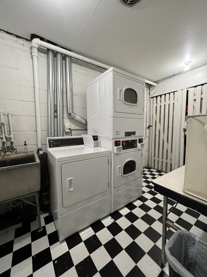 516 W Melrose Street Unit: 305