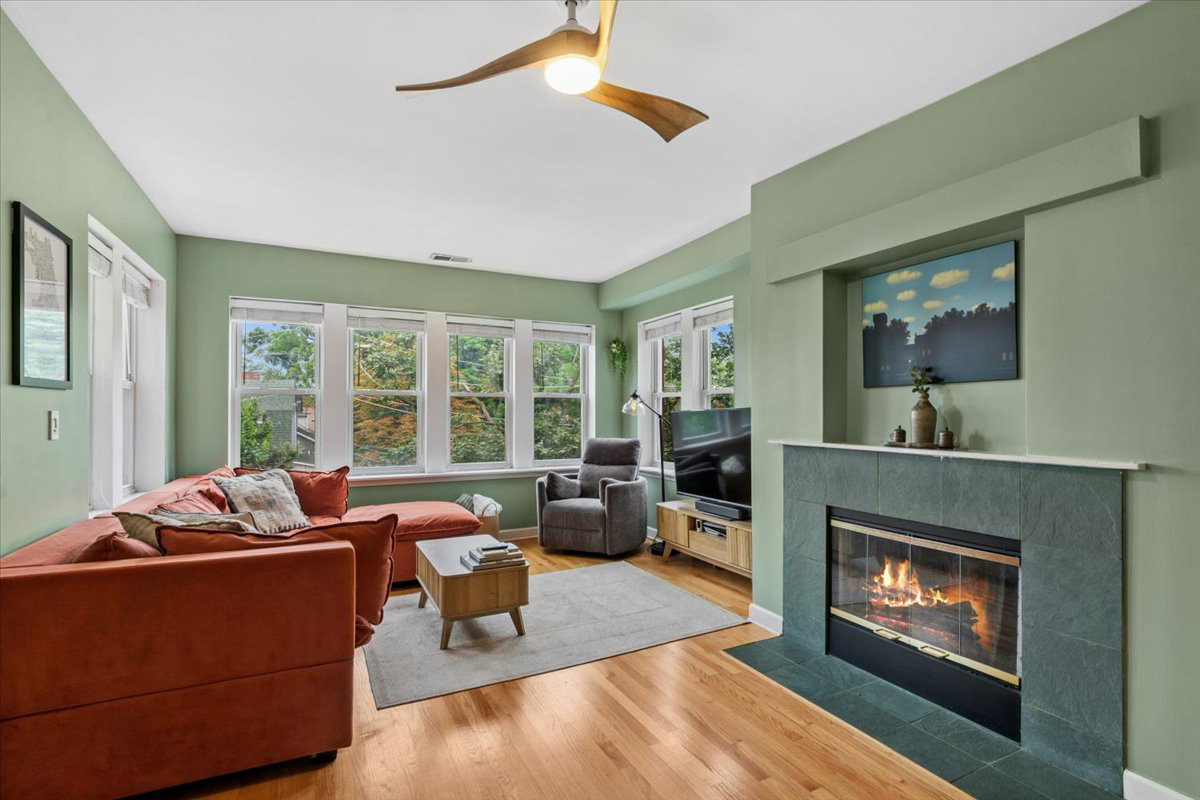 4455 N Rockwell Street Unit: 2