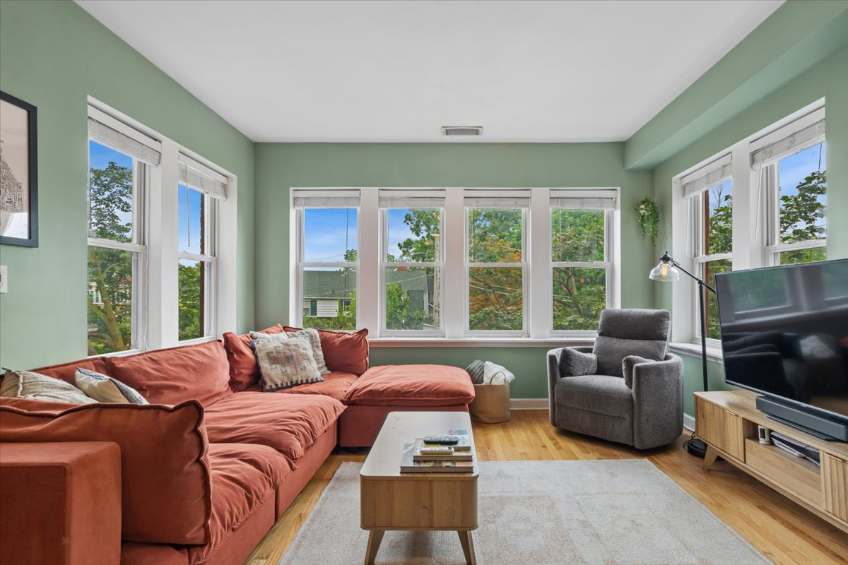 4455 N Rockwell Street Unit: 2