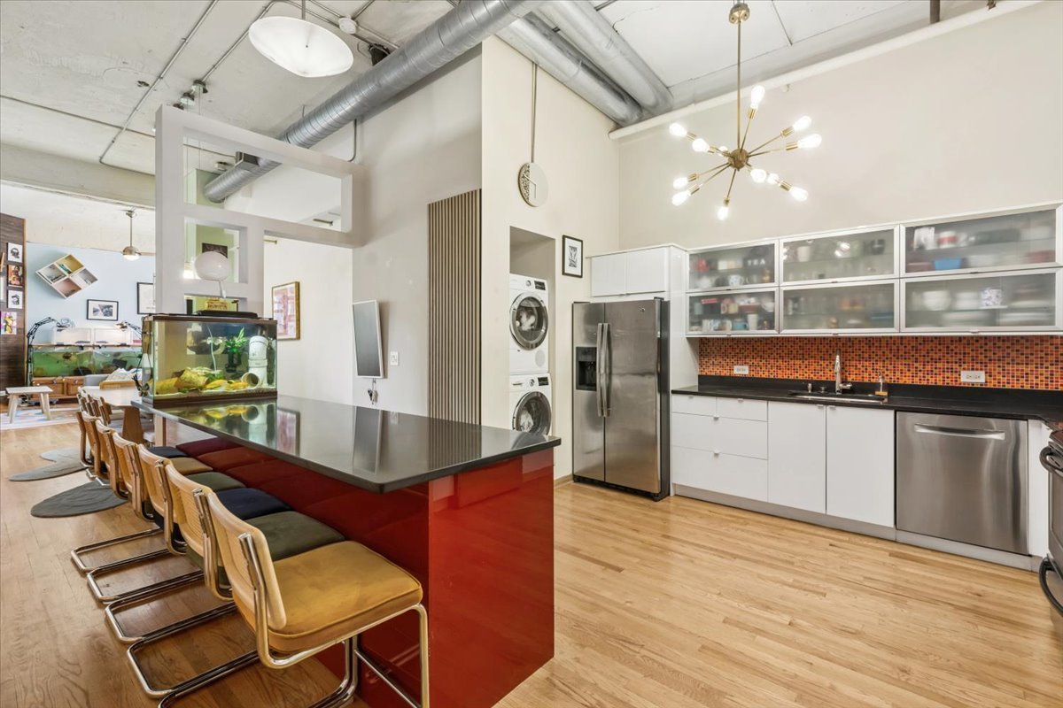 1800 W Roscoe Street Unit: 521