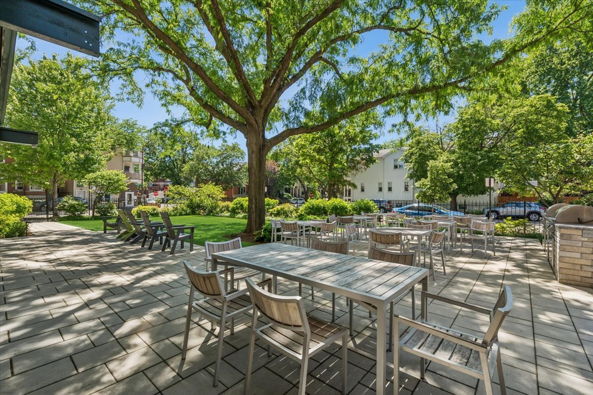 1800 W Roscoe Street Unit: 521