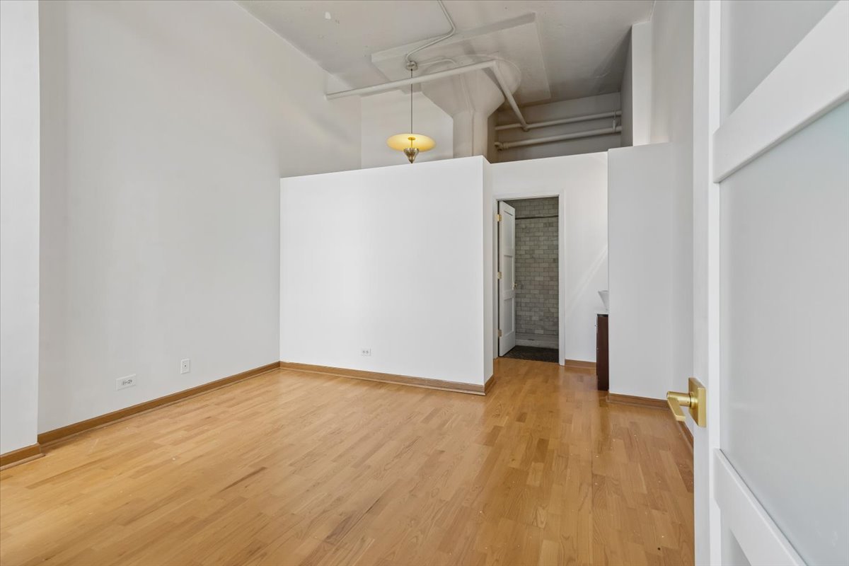 1800 W Roscoe Street Unit: 521