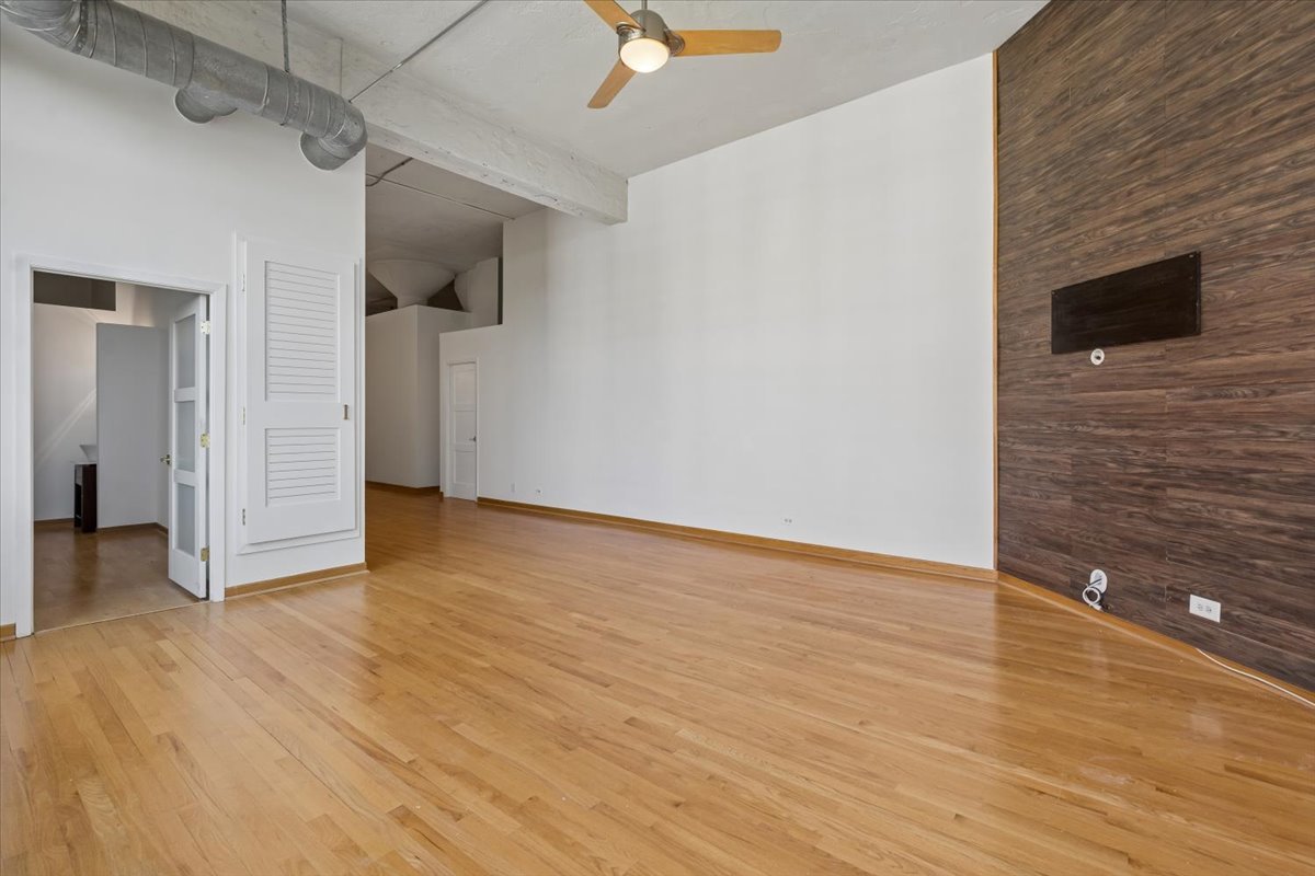 1800 W Roscoe Street Unit: 521