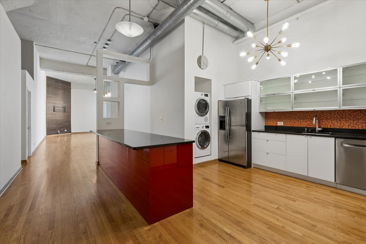 1800 W Roscoe Street Unit: 521