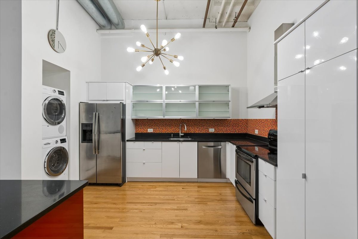 1800 W Roscoe Street Unit: 521