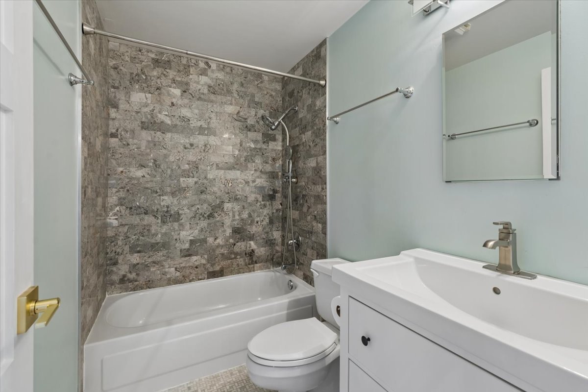1800 W Roscoe Street Unit: 521