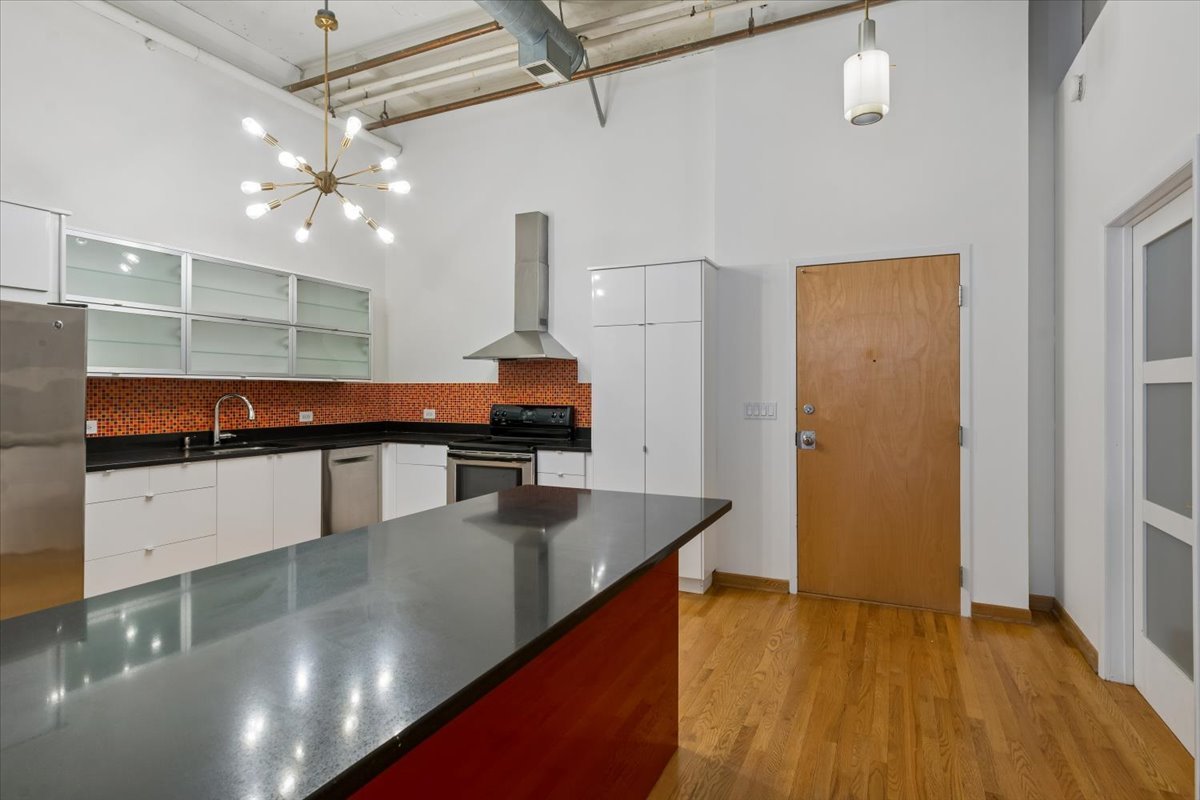 1800 W Roscoe Street Unit: 521
