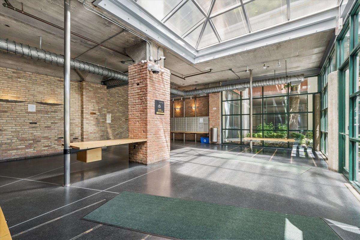 1800 W Roscoe Street Unit: 521