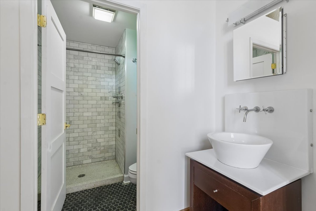 1800 W Roscoe Street Unit: 521
