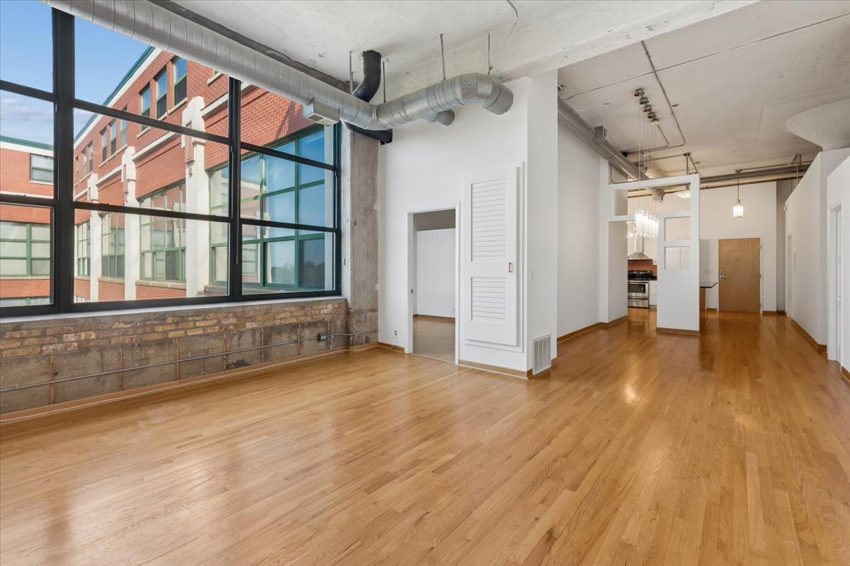 1800 W Roscoe Street Unit: 521