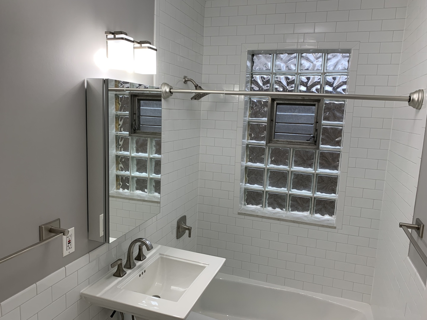 2046 W Farragut Avenue Unit: 1