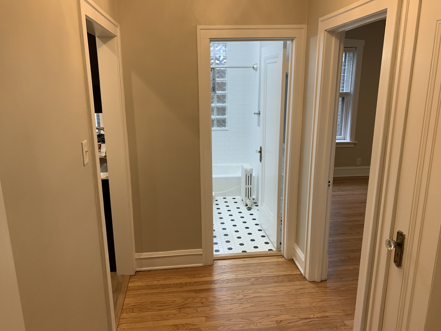 2046 W Farragut Avenue Unit: 1