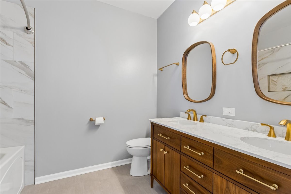 3224 N Kilbourn Avenue Unit: 11