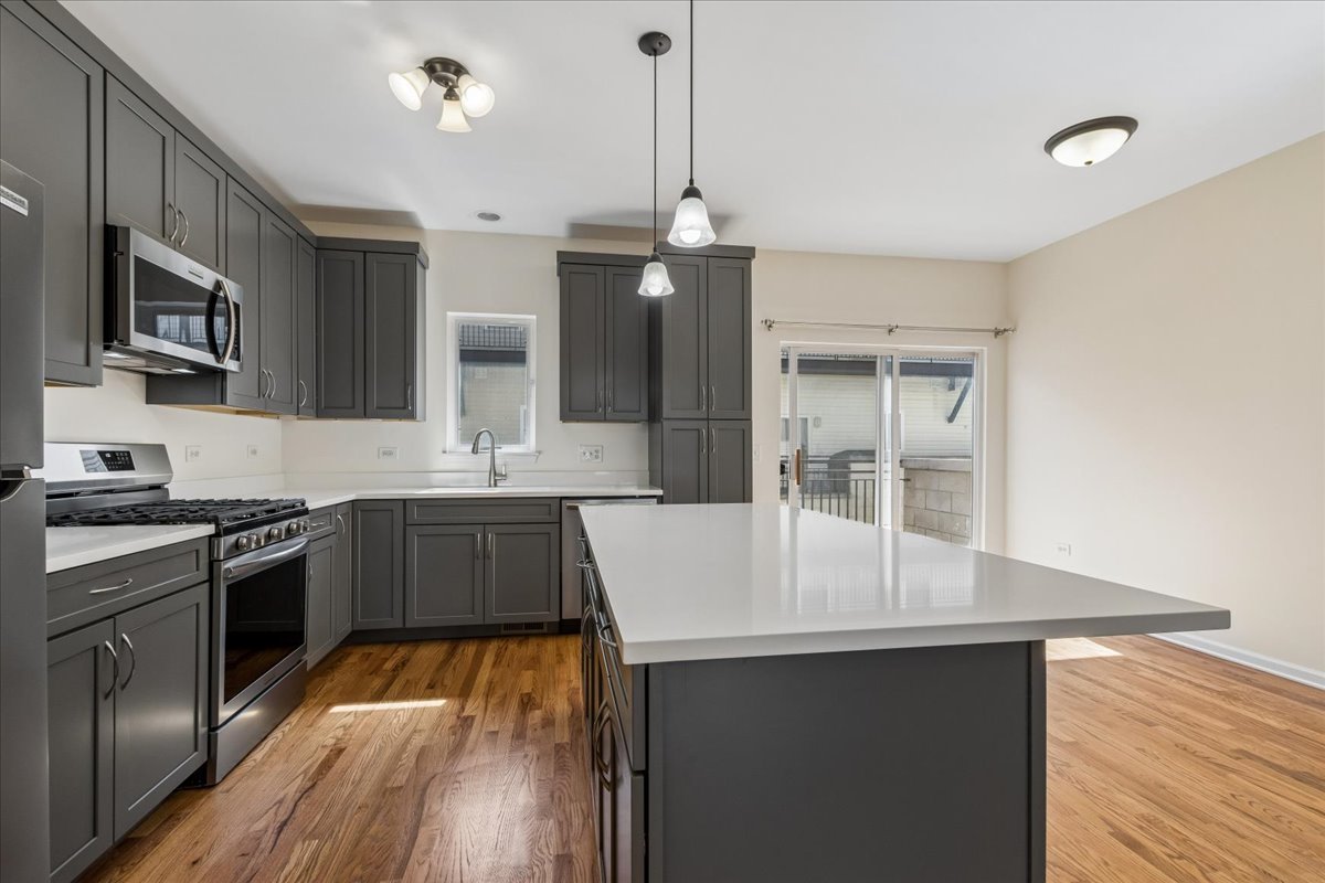 3224 N Kilbourn Avenue Unit: 11