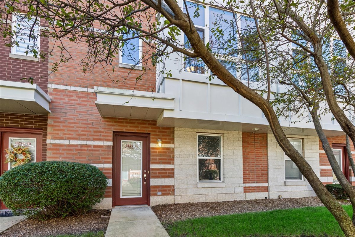 3224 N Kilbourn Avenue Unit: 11