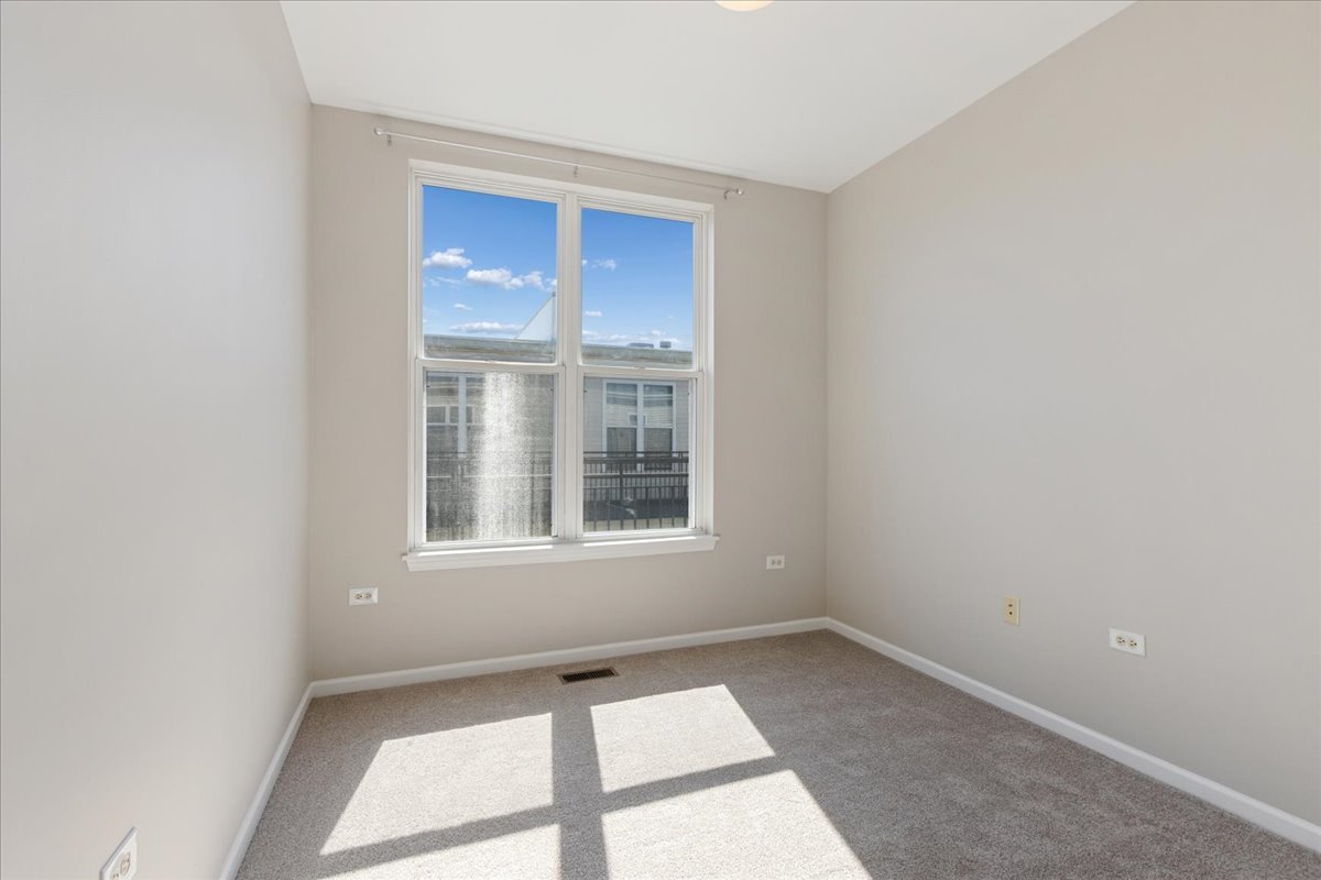 3224 N Kilbourn Avenue Unit: 11