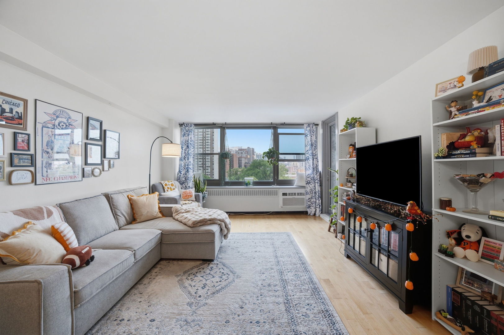 555 W Cornelia Avenue Unit: 1002