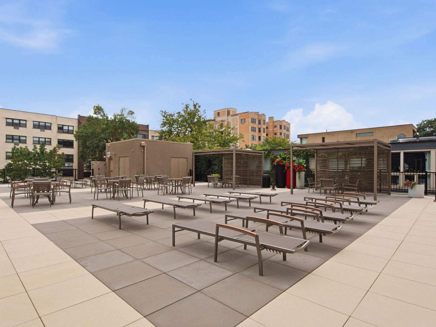 555 W Cornelia Avenue Unit: 1002