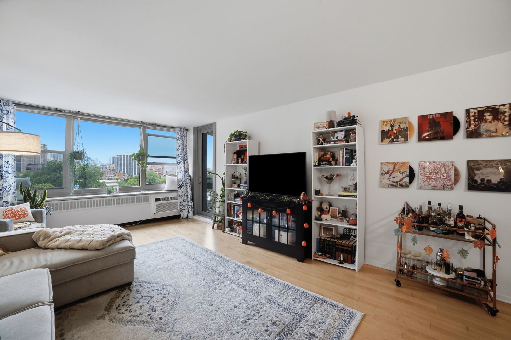 555 W Cornelia Avenue Unit: 1002