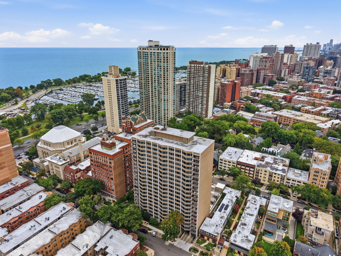 555 W Cornelia Avenue Unit: 1002