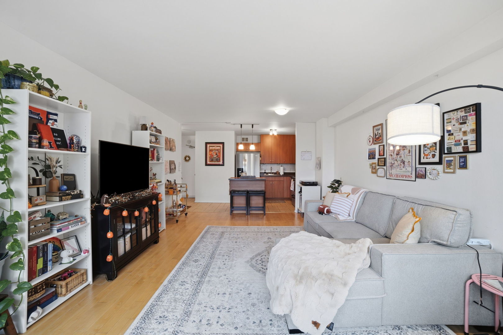 555 W Cornelia Avenue Unit: 1002