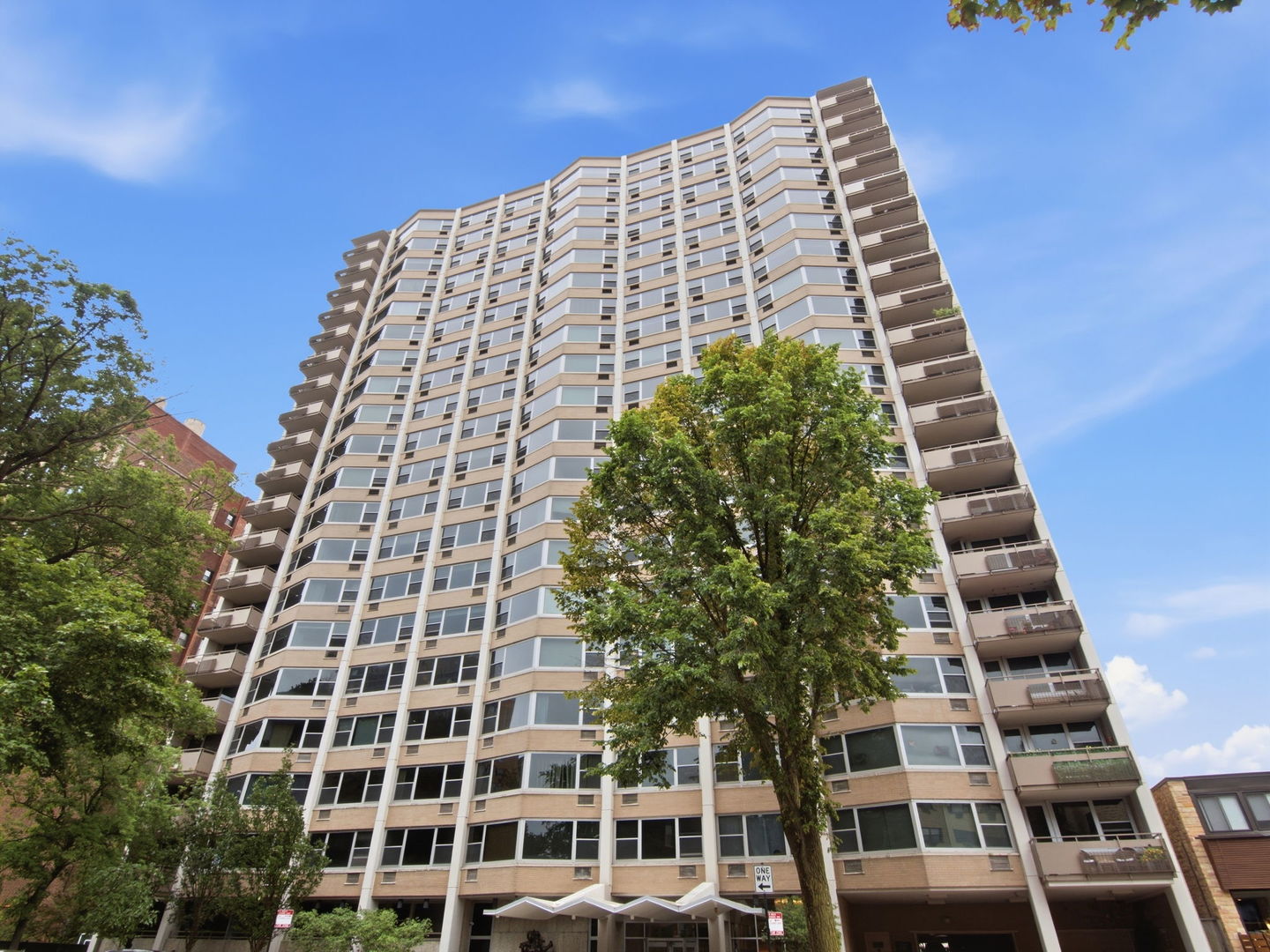 555 W Cornelia Avenue Unit: 1002