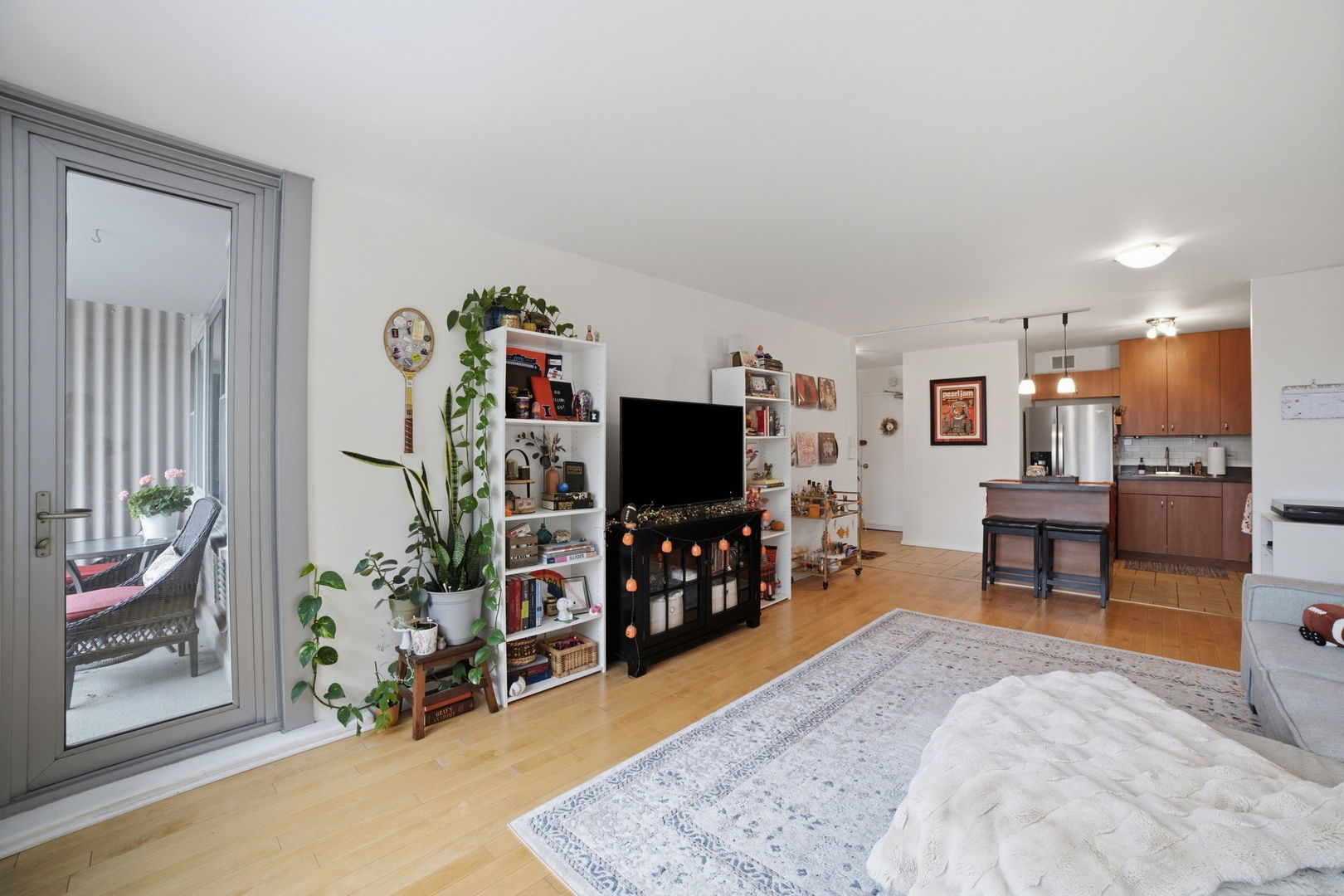 555 W Cornelia Avenue Unit: 1002