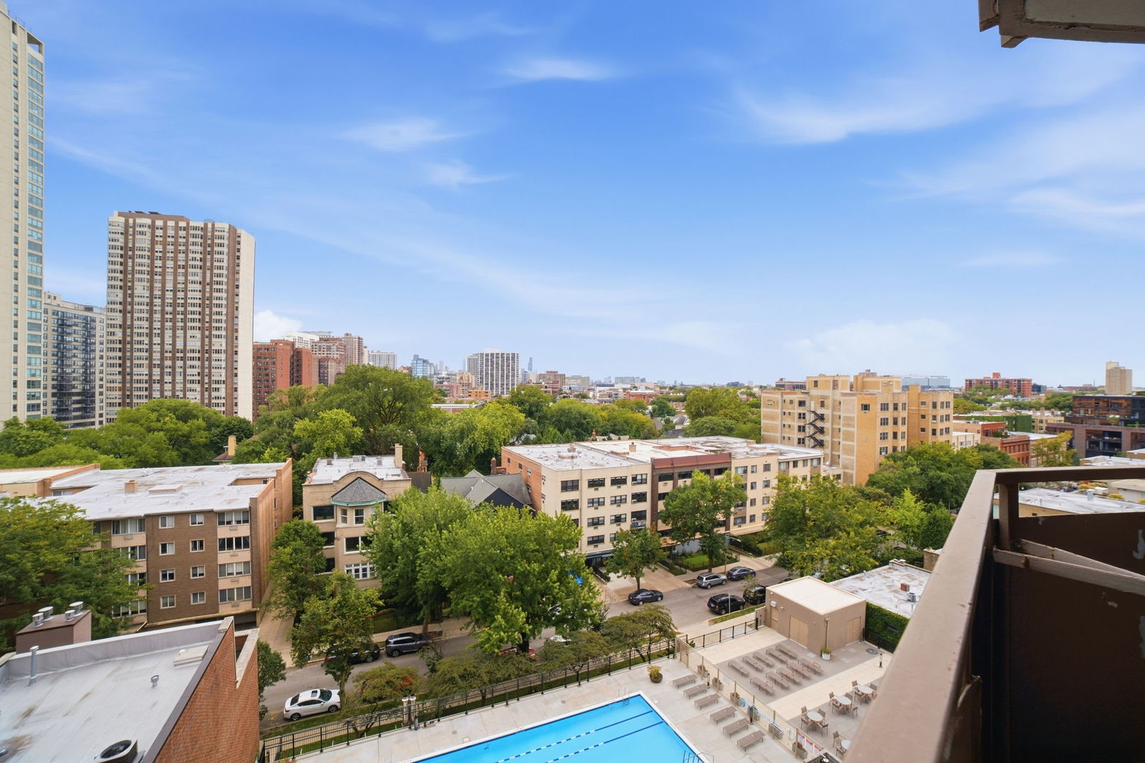 555 W Cornelia Avenue Unit: 1002