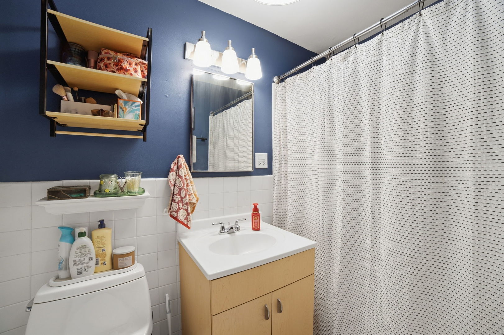 555 W Cornelia Avenue Unit: 1002