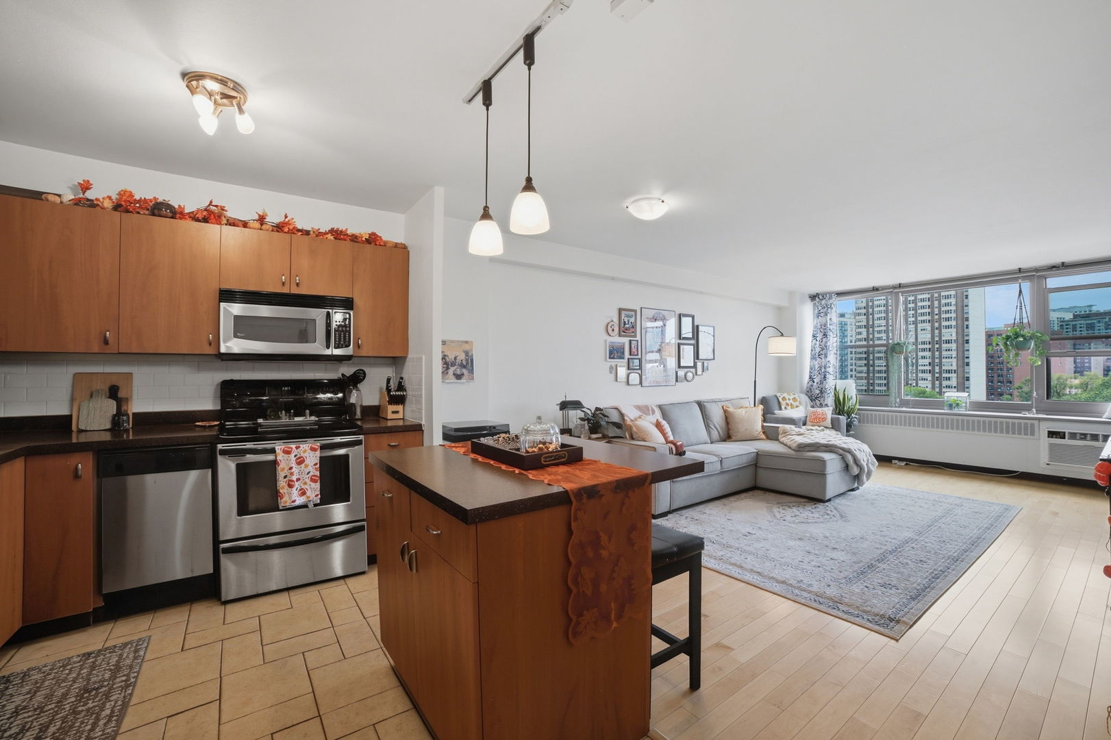 555 W Cornelia Avenue Unit: 1002