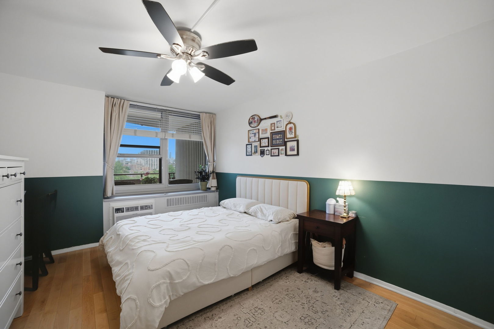 555 W Cornelia Avenue Unit: 1002
