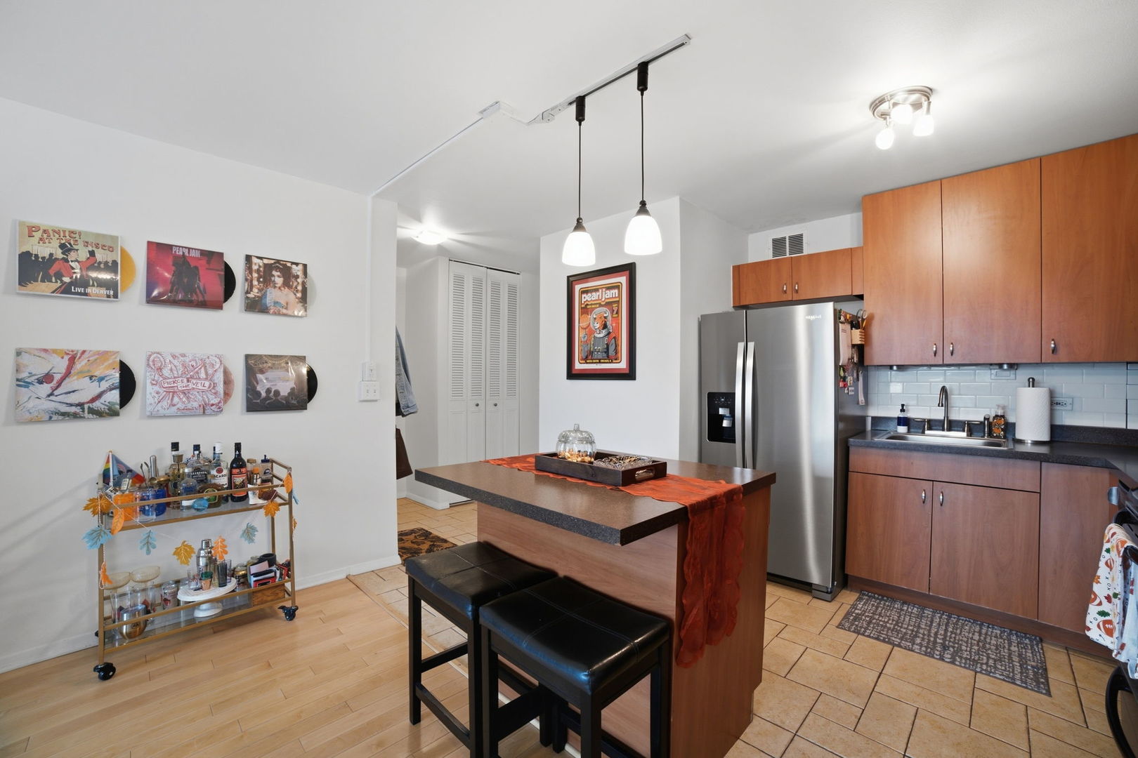 555 W Cornelia Avenue Unit: 1002